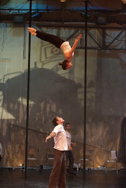 TRACES_Main_a_Main_Credits_Alexandre_Galliez_20-427x640